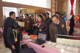 省人代会信息咨询服务点现场服务受欢迎